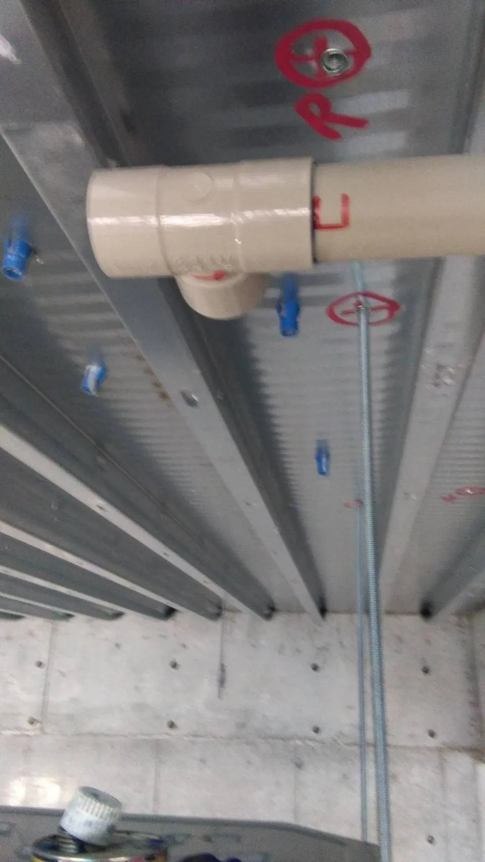 天井カセットエアコン・ドレン管接続作業状況