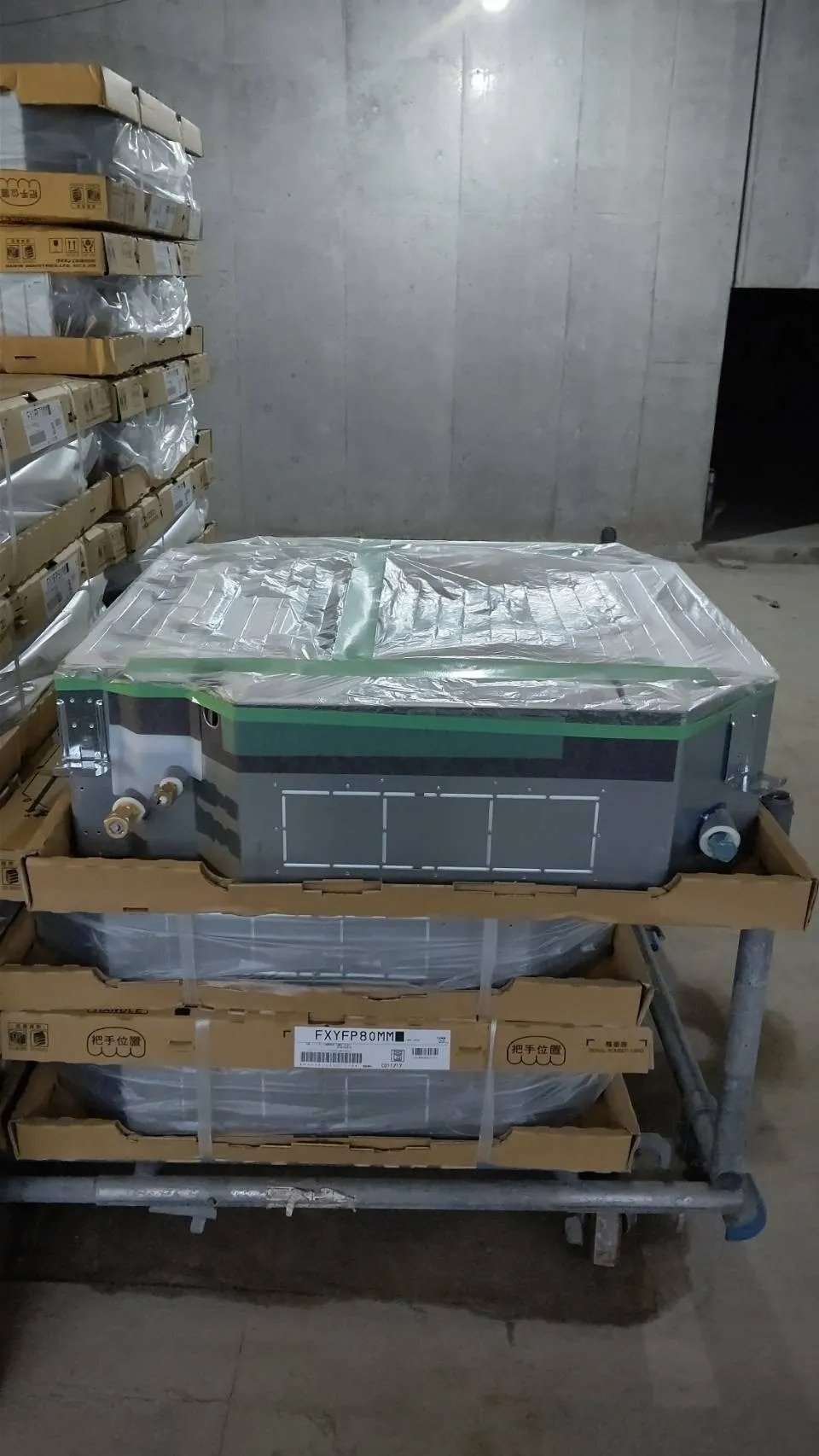 空調機搬入後から、機器養生据付状況