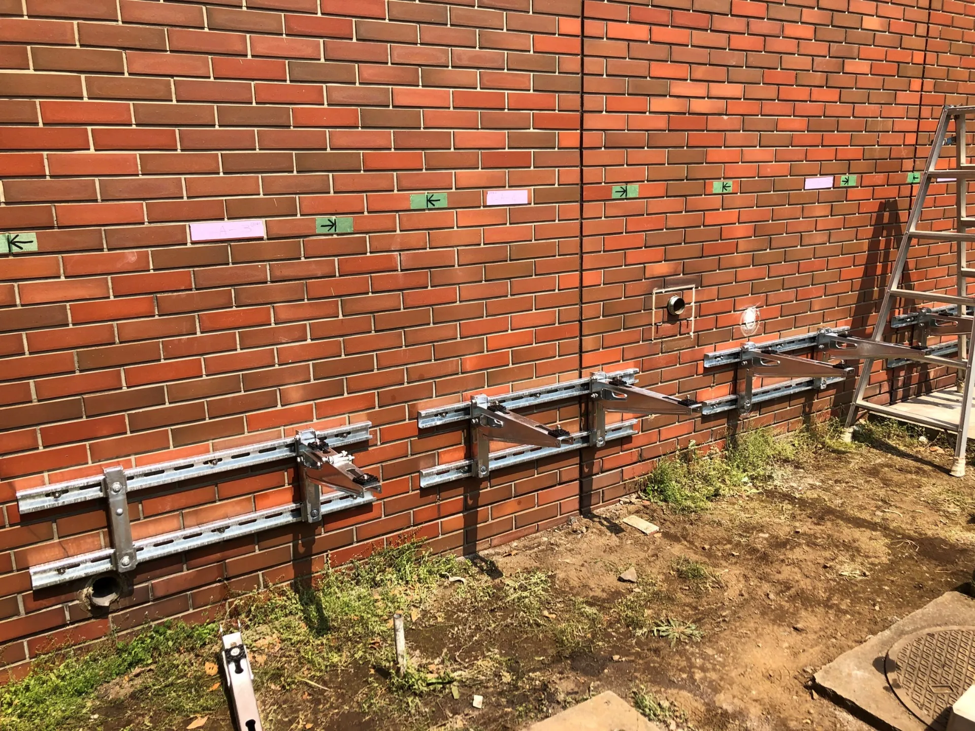 壁面架台 8馬力室外機据付 冷媒配管接続